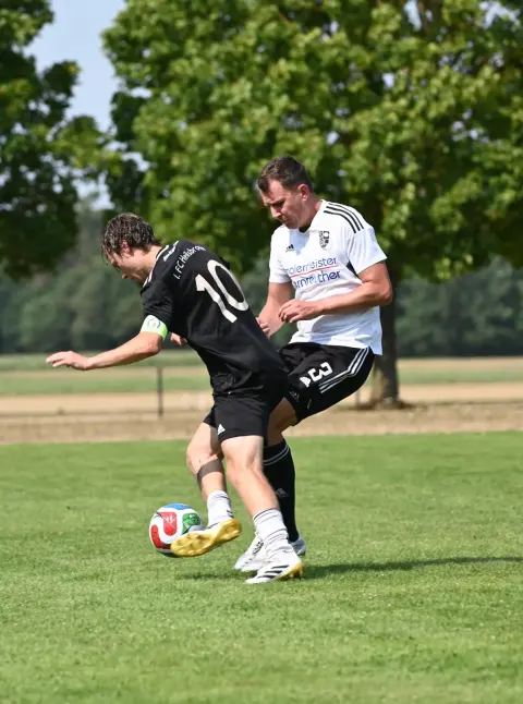 Szene aus dem Spiel 1. FC Heilsbronn – SF Laubendorf, Bild 4