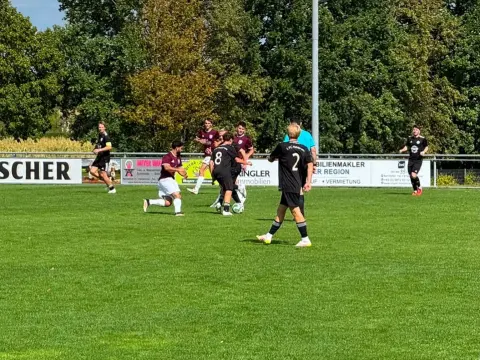 Szene aus dem Spiel 1. FC Heilsbronn – SV Burggrafenhof, Bild 4